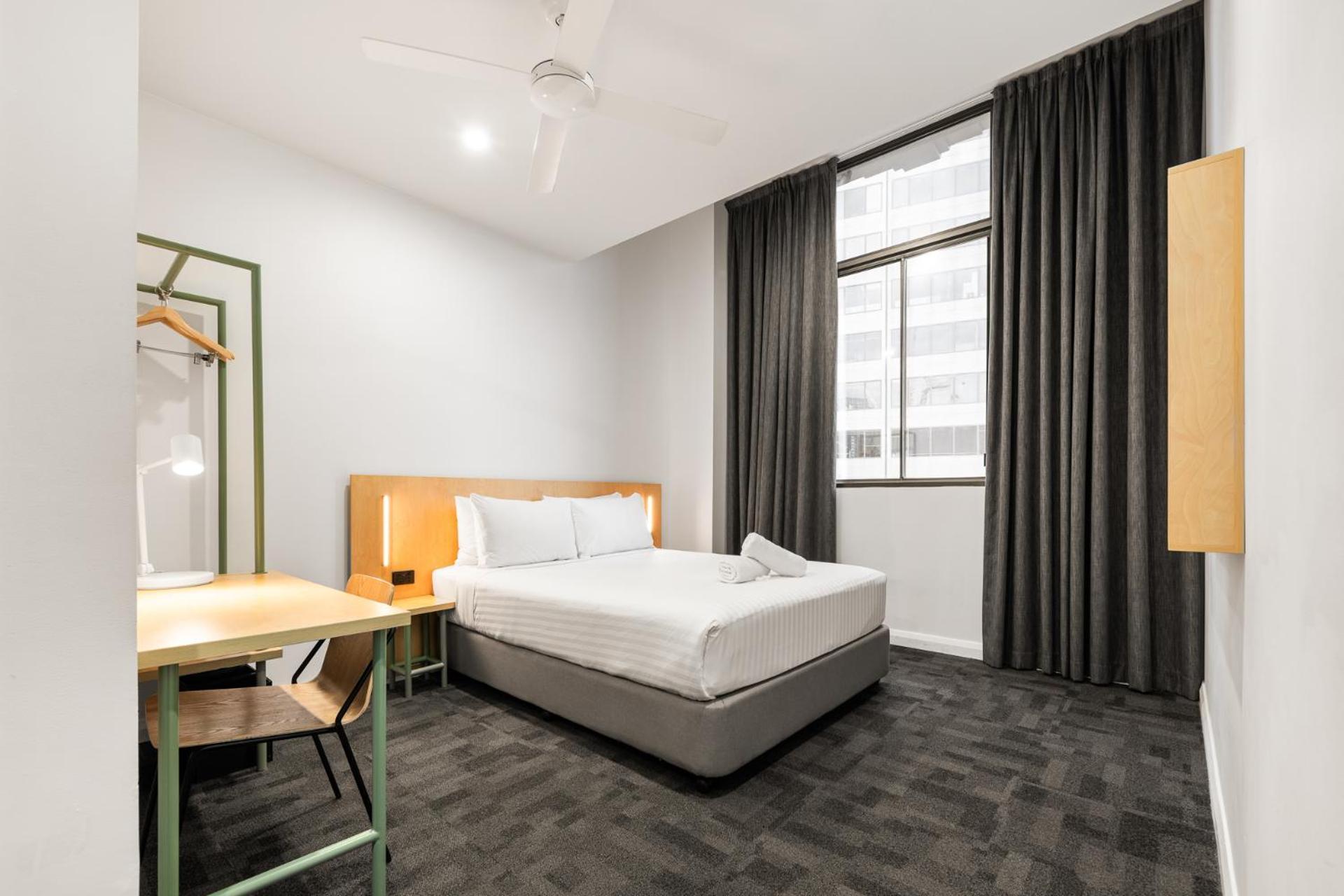 Zimmer mit Queensize-Bett und eigenem Bad